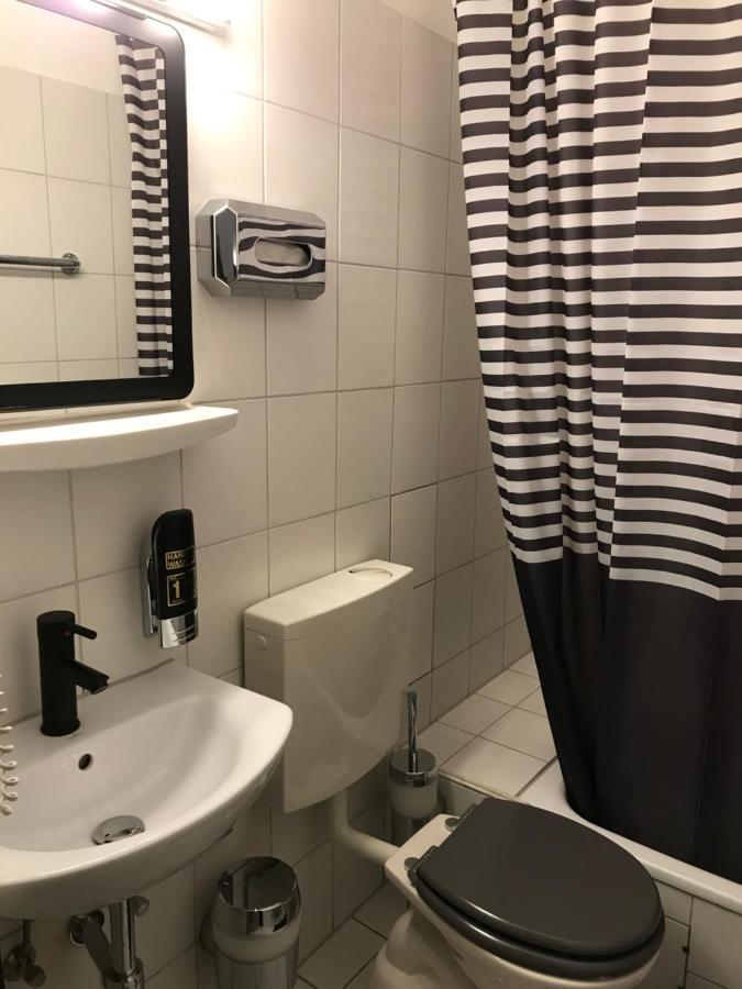 Single Room,1400670872:JPEG